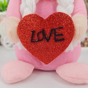 Rosa Valentinstag Wichtel mit LOVE-Herz und weißem Strickbart Dekofigur