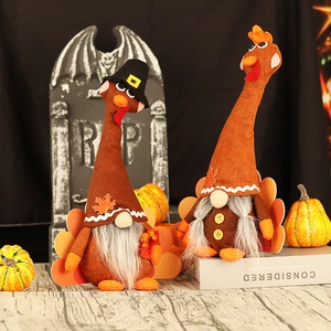 Creativi gnomi tacchino del Ringraziamento con cappelli da pellegrino per decoro autunnale