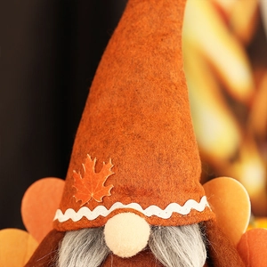 Dettaglio di gnomo di peluche tacchino del ringraziamento con cappello arancione