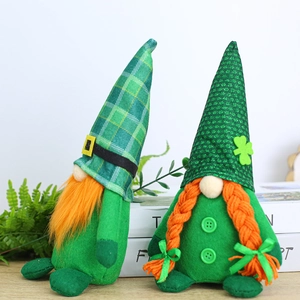 Detail der St. Patrick's Day Gnome mit grünen Paillettenhüten und orangefarbenen Zöpfen
