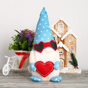 Gnome de la Saint-Valentin bleu avec lunettes de cœur rouges et bonnet à motifs de cœur