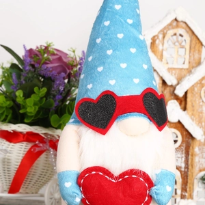 Détail du gnome de la Saint-Valentin avec lunettes cœur, chapeau bleu et cœur en feutre