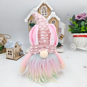 Détail d'un gnome de Pâques avec oreilles de lapin roses et barbe arc-en-ciel
