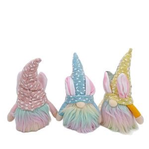 Lot de trois gnomes de Pâques avec oreilles de lapin et barbes en fourrure arc-en-ciel