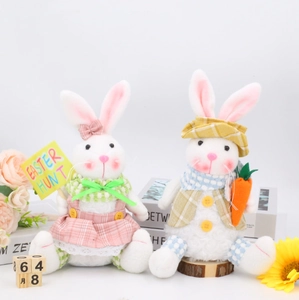 Detalle de conejitos de Pascua de peluche con letrero Easter Hunt y zanahoria de adorno