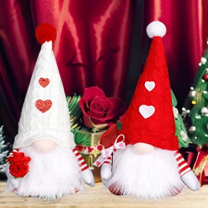 Détail de gnomes en peluche avec bonnets tricotés à cœurs tenant une rose