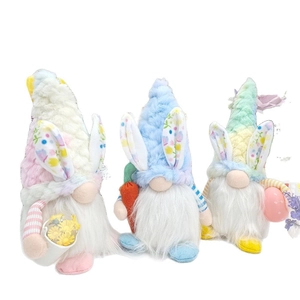 Trois gnomes de Pâques avec oreilles de lapin tenant pot de fleur, carotte et œuf