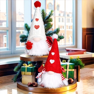 Détail de gnomes de la Saint-Valentin illuminés avec cœurs en paillettes sur plateau