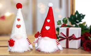 Gnomes de la Saint-Valentin illuminés avec chapeaux tricotés et détails de cœurs doux