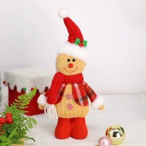Détail du bonhomme en pain d'épices tricoté avec bonnet de Noël et veste à carreaux