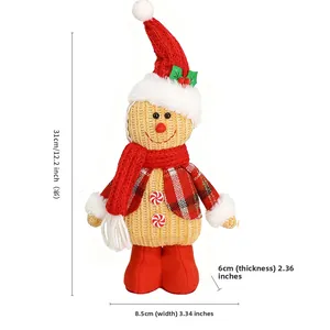 Détail de la peluche bonhomme de pain d'épices tricotée avec bonnet de Noël rouge 31cm
