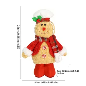 Détail d'un bonhomme en pain d'épices avec toque blanche et feuilles de houx rouges