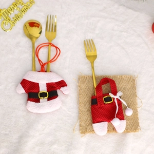 Lot de porte-couverts de Noël style costume de Père Noël sur fond en peluche blanche