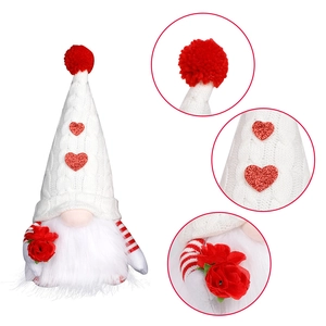 Détail d'un gnome de la Saint-Valentin montrant la texture du bonnet et de la rose