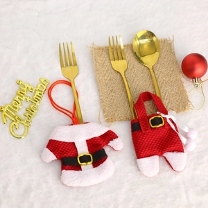 Porte-couverts de Noël en forme de costume de Père Noël sur fond de fourrure