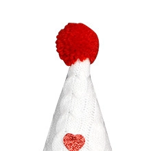 Détail d'un bonnet tricoté blanc pour gnome avec pompon rouge et cœur scintillant
