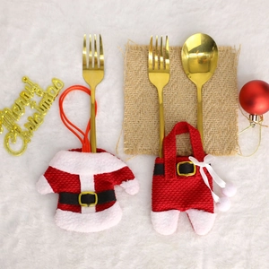Porte-couverts de Noël avec motif de pull et pantalon de Père Noël sur fond de fourrure