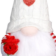 Détail d'un nain de la Saint-Valentin avec bonnet tricoté, cœur et roses rouges