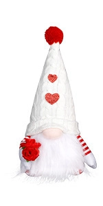 Détail d'un gnome de la Saint-Valentin avec un cœur à paillettes et une rose rouge