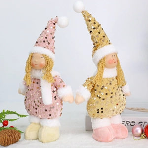 Poupées anges de Noël en peluche rose et or avec paillettes sur fond de neige blanche