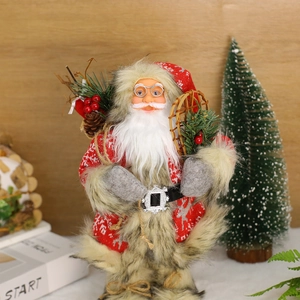 Père Noël debout en pull rouge tricoté avec des raquettes en bois et un sac de cadeaux