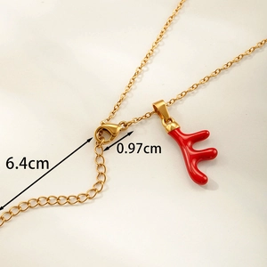 Collier en acier inoxydable doré avec pendentif en émail rouge et détails du fermoir