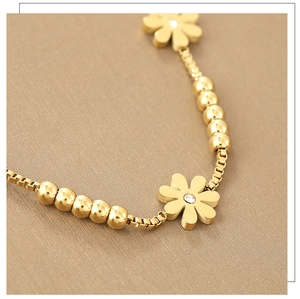 Vue macro détaillée d'un bracelet marguerite doré avec des cristaux étincelants