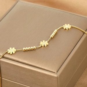 Élégant bracelet marguerite plaqué or avec perles polies et pierres de zircone