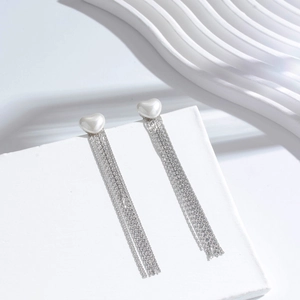 Eleganti orecchini a nappa con cuore di perle in acciaio su un supporto bianco minimalista