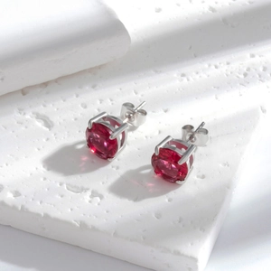 Boucles d'oreilles élégantes en rubis rond avec monture à quatre griffes en acier argenté