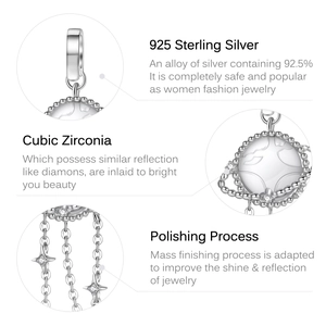 Detailopname van planeethanger in 925 zilver met sprankelende zirkonia-accenten