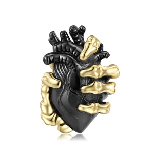 Detail van S925 zilveren hartketting met skelethanden in zwart en 14K goud afwerking