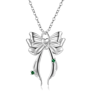 S925 zilveren strik ketting met hart en groene edelsteen hangers op een witte achtergrond