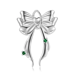 Detail van S925 zilveren strikhanger met hartvormig midden en groene edelstenen