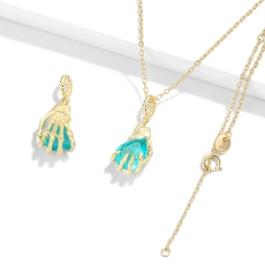 Collana in argento S925 placcata oro 14K con mano di teschio e pietra verde gotica