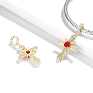 Pendentif croix doré avec zircon rouge et cristaux blancs sur chaîne serpent
