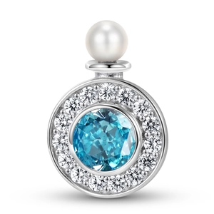 Detalle de collar de plata S925 con una gran gema azul y un acento de perla blanca