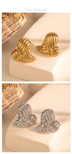 Détails des boucles d'oreilles cœur irrégulier en or et argent avec texture striée