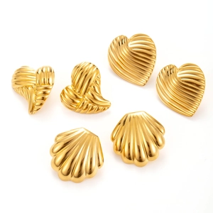 Boucles d'oreilles irrégulières en acier doré avec texture cœur et coquillage plissée