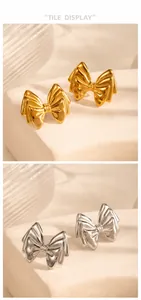Dettaglio orecchini a fiocco oro e argento con texture effetto seta molto realistica