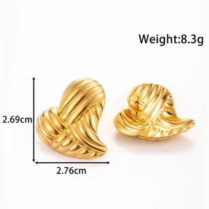 Boucles d'oreilles cœur dorées avec texture coquillage et données de mesure