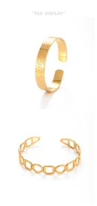 Dettaglio di bracciali dorati con finitura martellata e design geometrico traforato