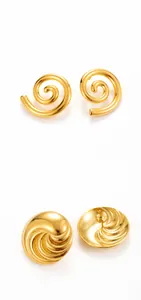 Macro details of golden spiral earrings with precise dimensions and weight measurements