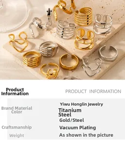 Detalle de anillos de acero de titanio con diseños de serpiente y ondas en oro y plata