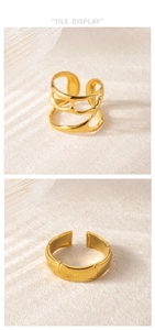 Detalle de anillos dorados de acero inoxidable con diseño fluido y textura de bambú
