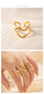 Primer plano de anillos ajustables dorados con diseños de ondas y serpiente