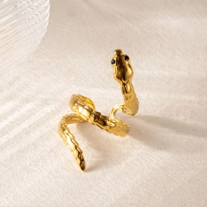 Anillo de serpiente dorado minimalista con diseño en espiral de tres capas y acabado texturizado