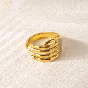 Anillo abierto minimalista de acero inoxidable dorado con diseño de mano envolvente