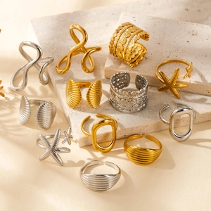Anelli ovali cavi minimalisti in acciaio inossidabile oro e argento su marmo