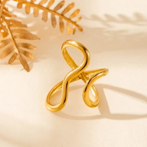 Anello minimalista in acciaio al titanio dorato con elegante design geometrico a onde